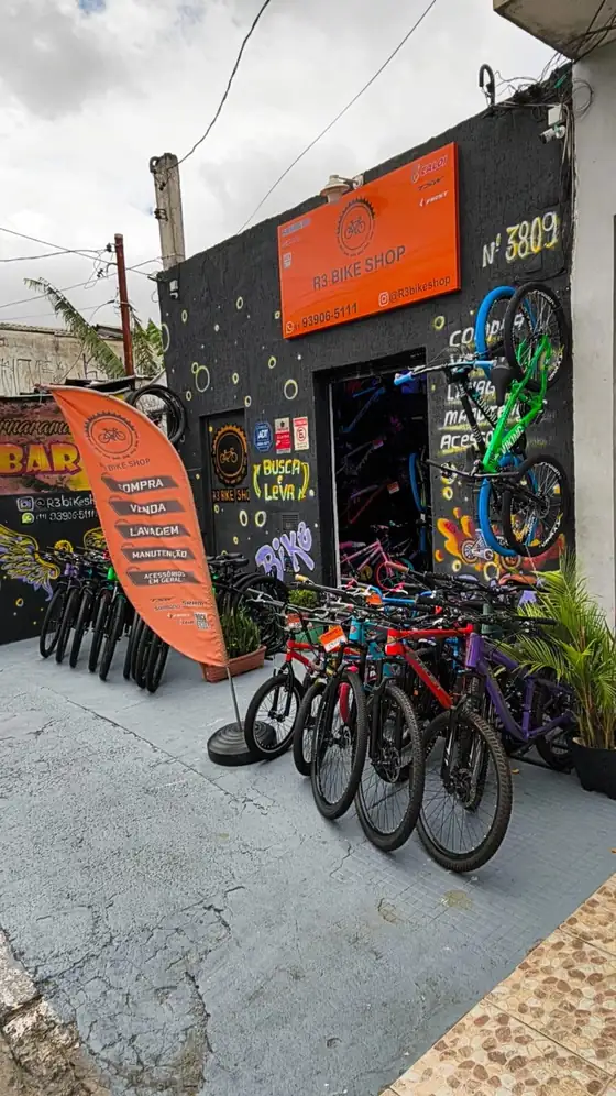 Fachada da R3 Bike Shop com as bicicletas na calçada