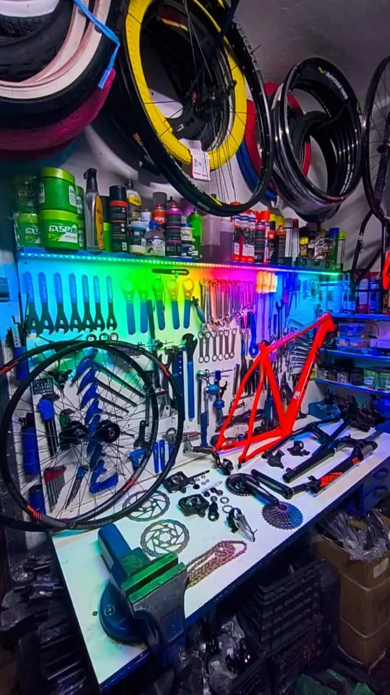 Bancada de trabalho com peças e aros coloridos