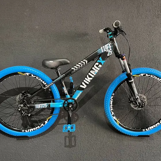 Bicicleta aro 26 preta e azul do modelo Viking